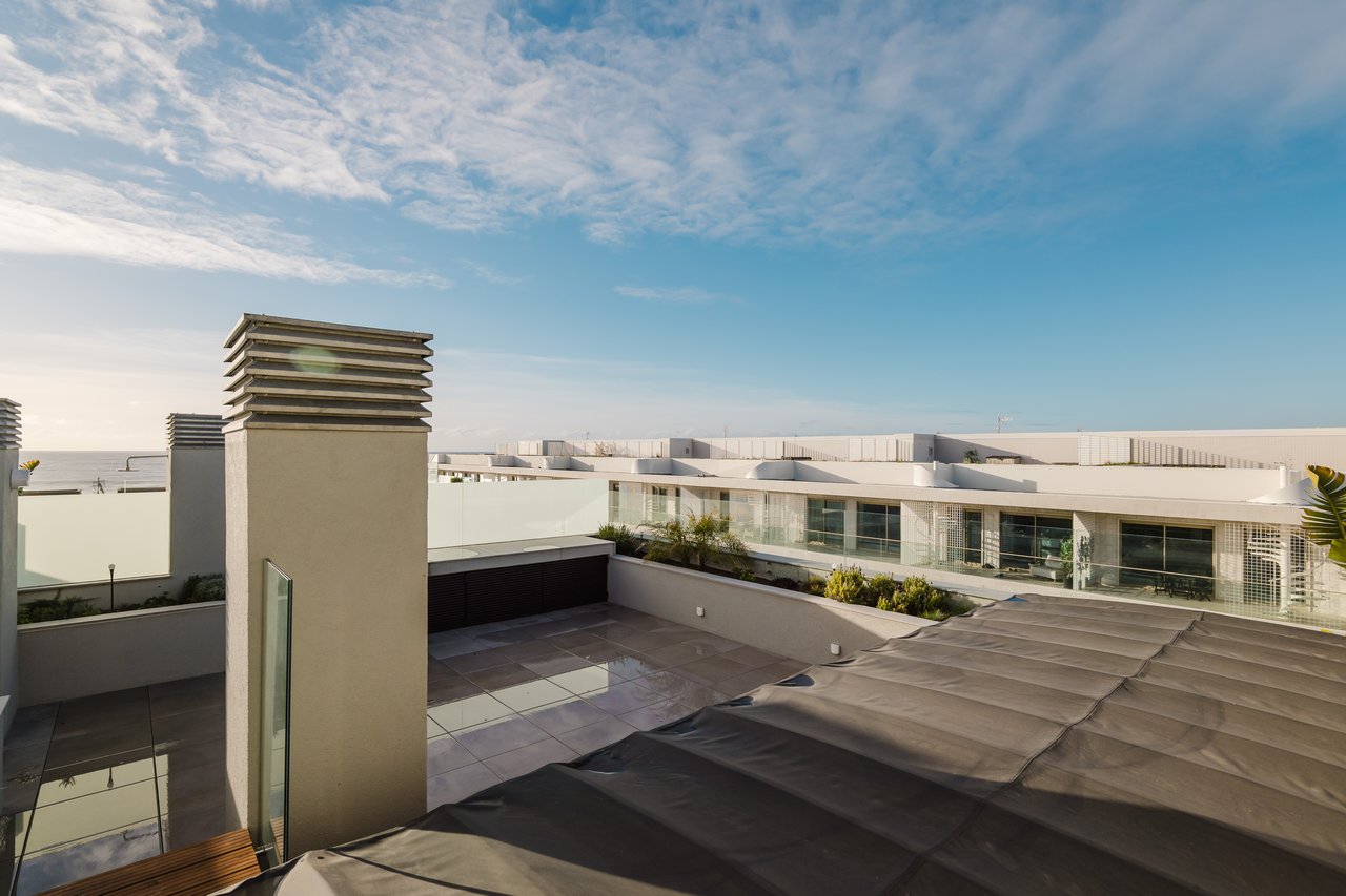 Luxurious 4-Bedroom Sea-View Apartment with Expansive Terrace and Parking in Vila Nova de Gaia