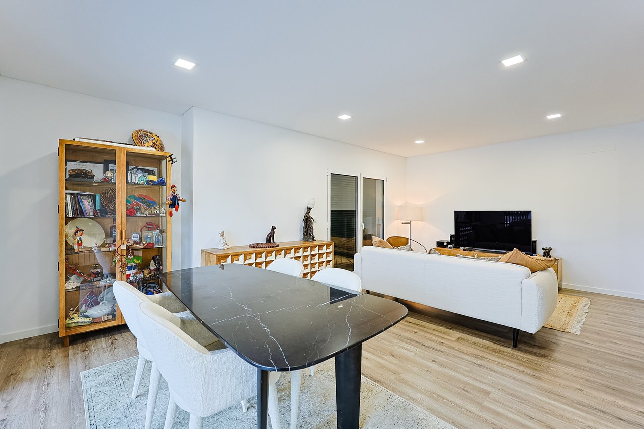 Modern 2-Bed, 2-Bath Apartment in Central Marinha Grande – Near Nazaré