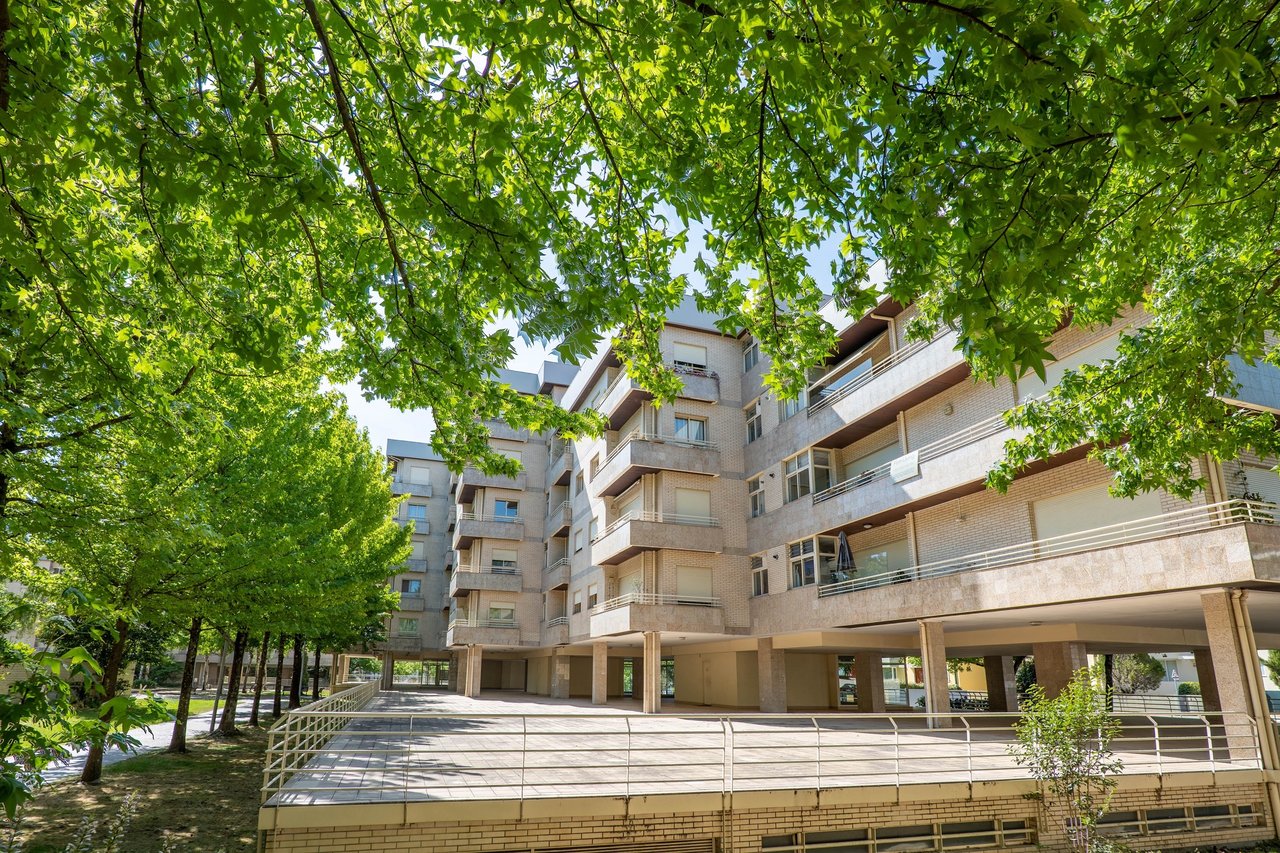 Spacious and Bright 4-Bedroom Apartment for Rent Near Colégio do Rosário