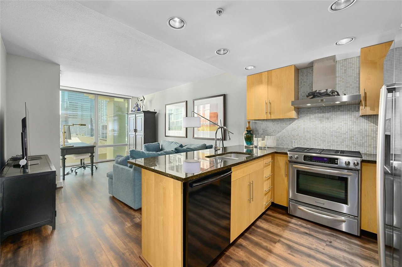 300 Bowie St APT 702