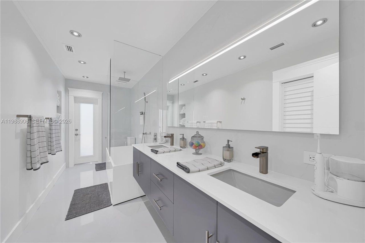 10705-sw-128-terrace-miami-home-for-sale-living-area-bathroom
