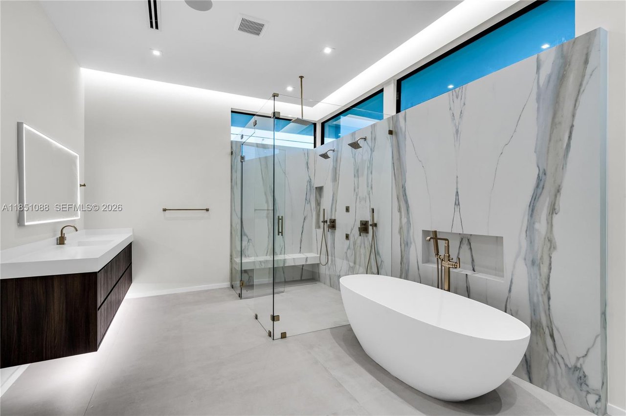 12190-nw-6-street-miami-fl-home-sold-bathroom