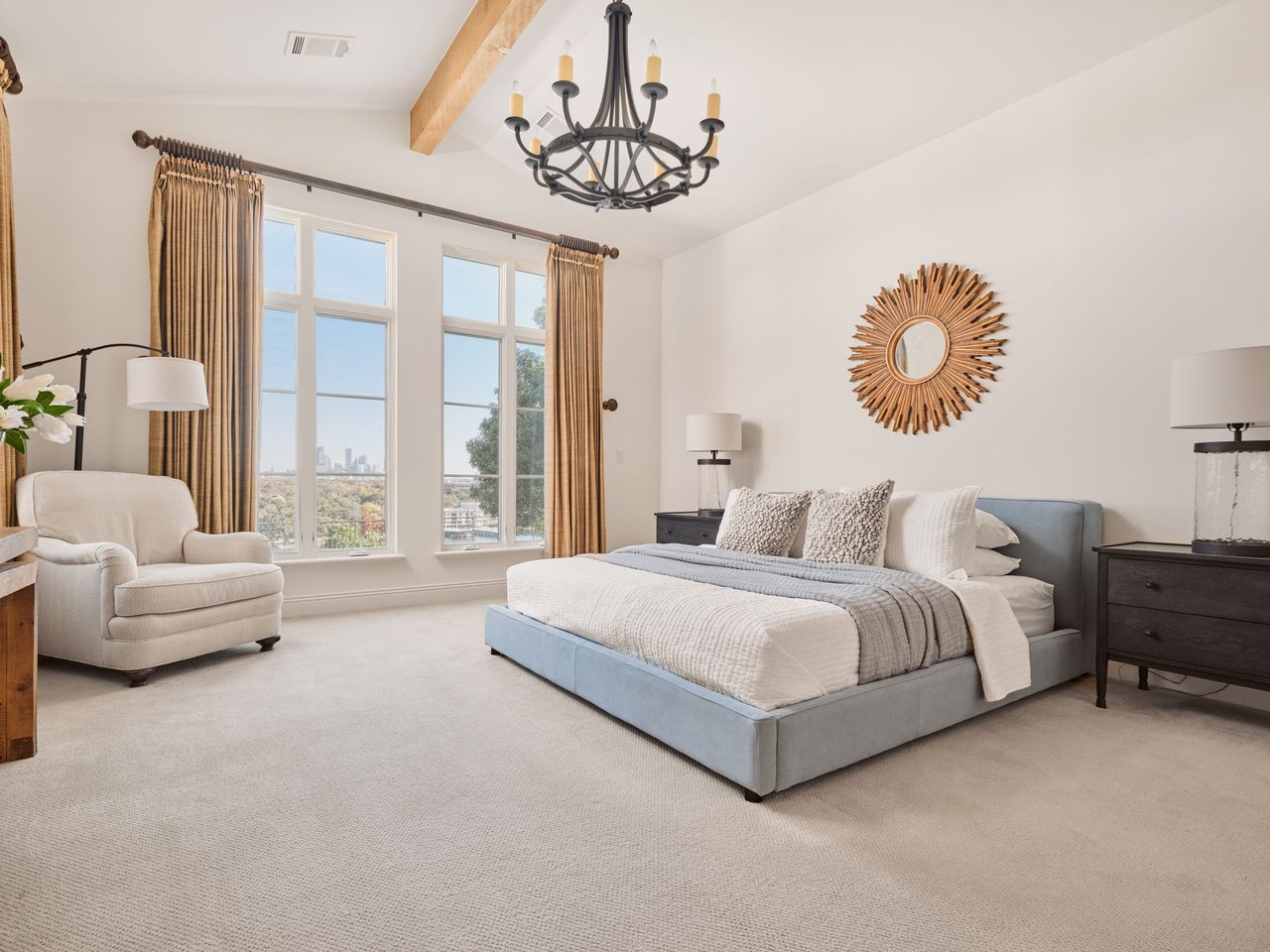 LAKESHORE HORIZON: WATERFRONT VILLA WITH LAKE & CITY VIEWS