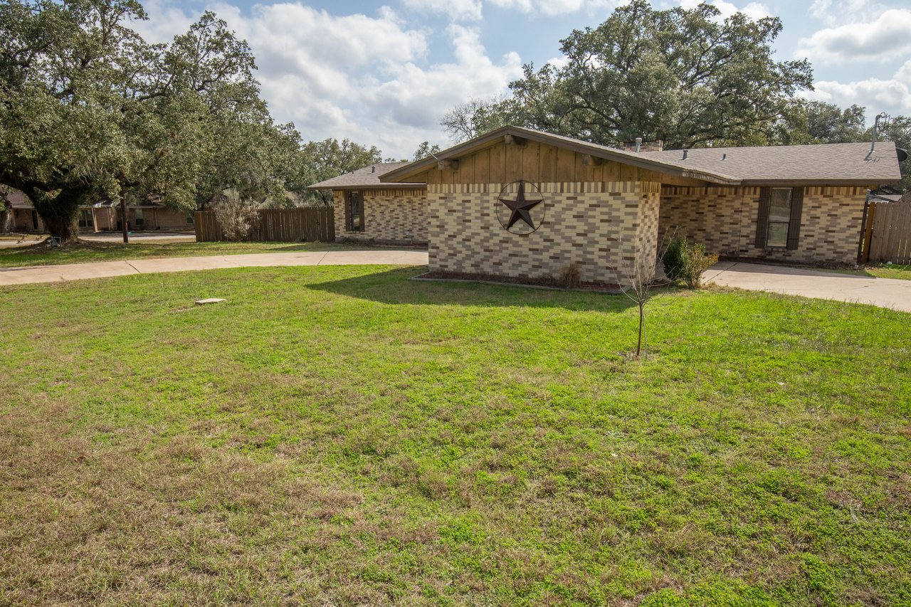 613 W Oak | 3 BR 2 BTH | Goliad, TX