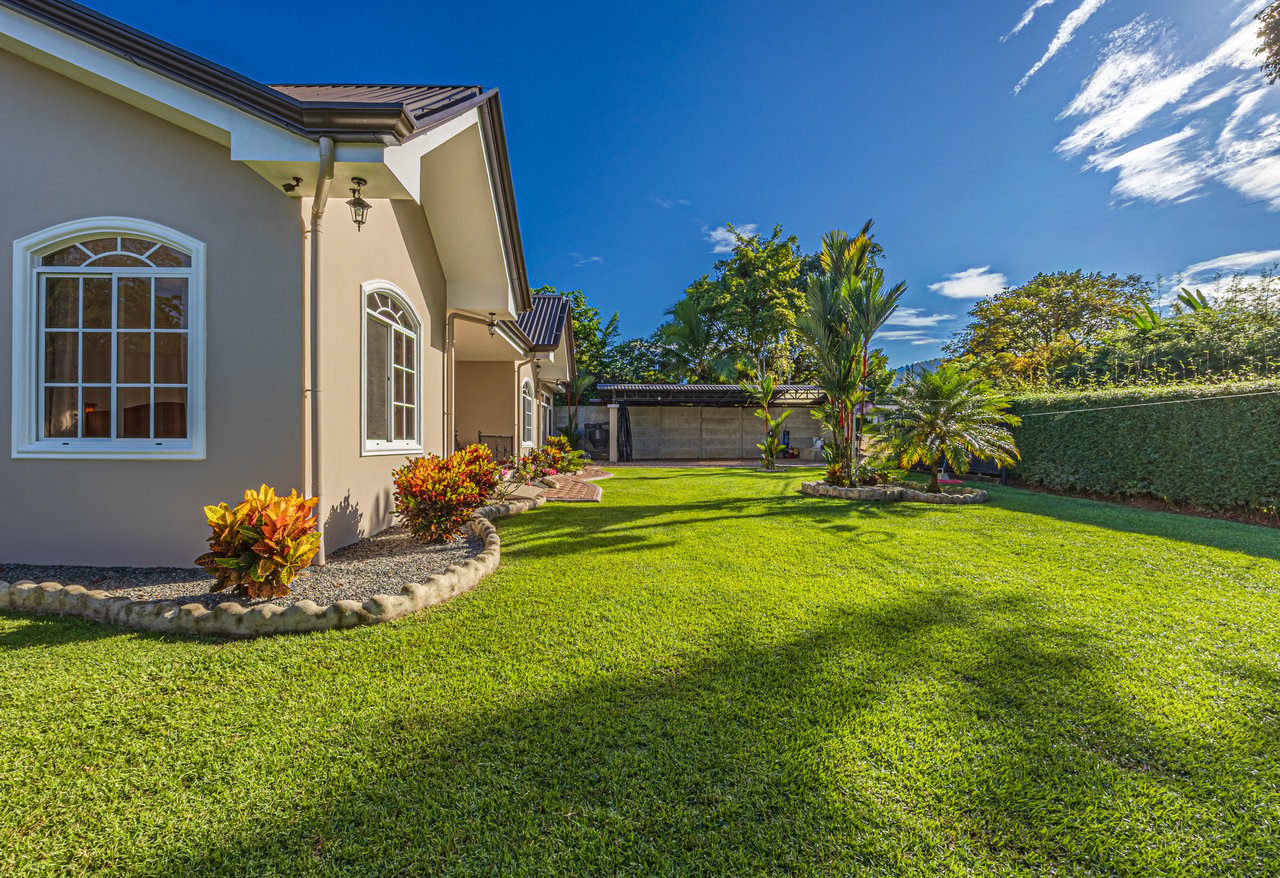 Exceptional 5-Bedroom Residence on Los Laureles Street – Prime Location & Versatile Layout