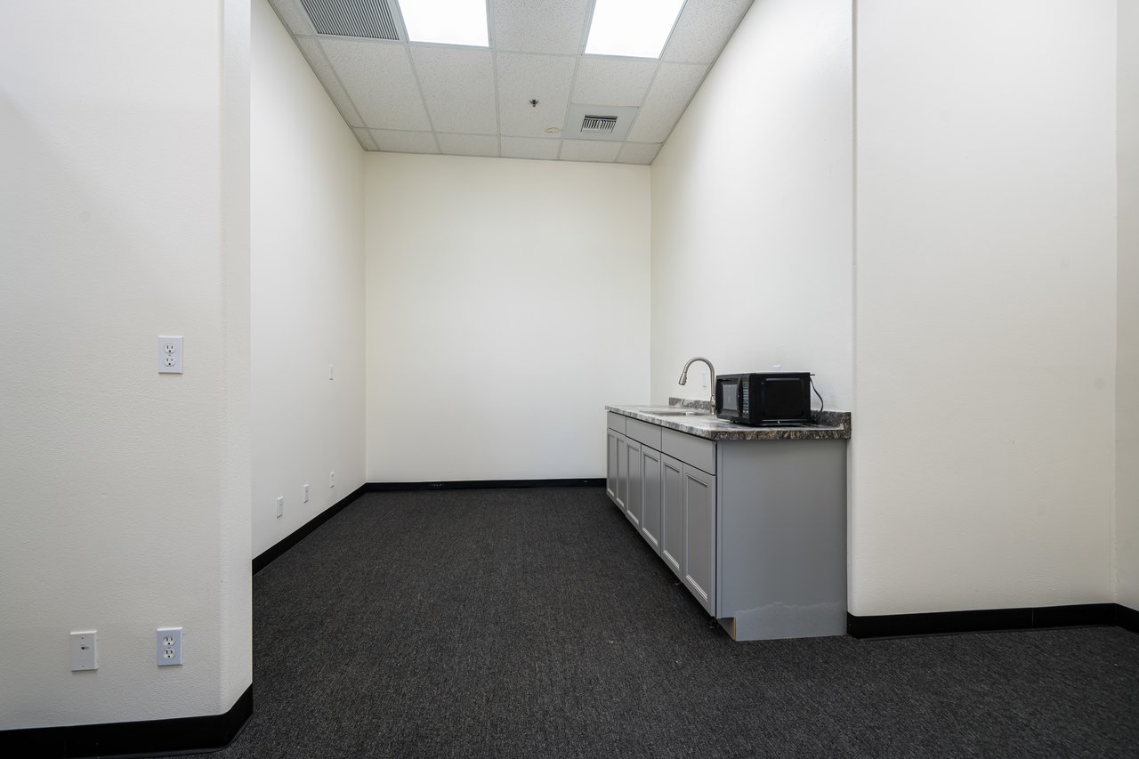 Desert Square - Suite D