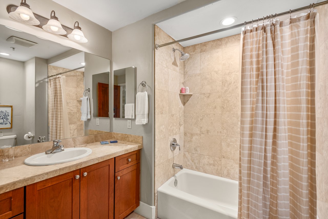 Warm & Inviting Willits Townhome