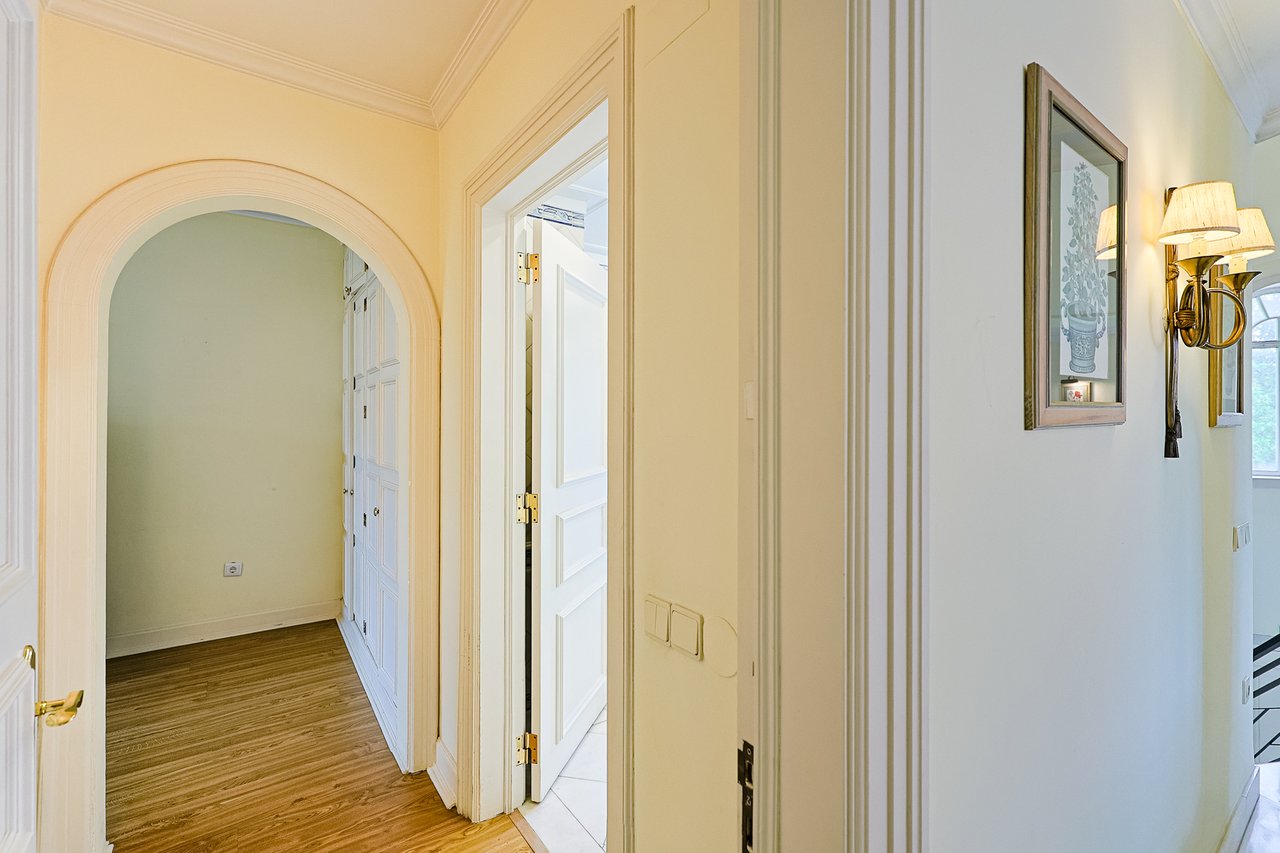 Spacious 8+2-Bedroom Villa with Pool for Rent in Cascais