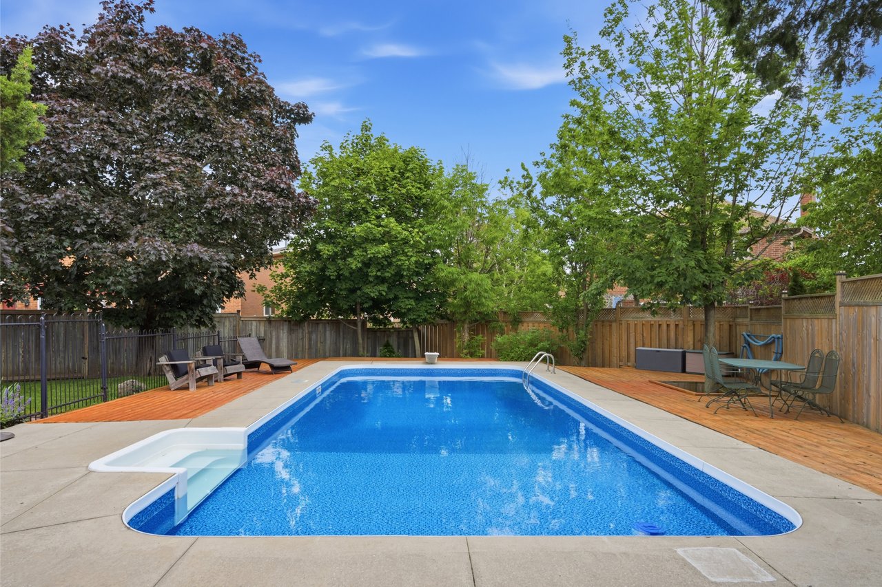 Spacious River Oaks Backsplit