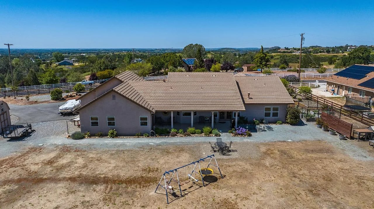 3221 Crestview Dr