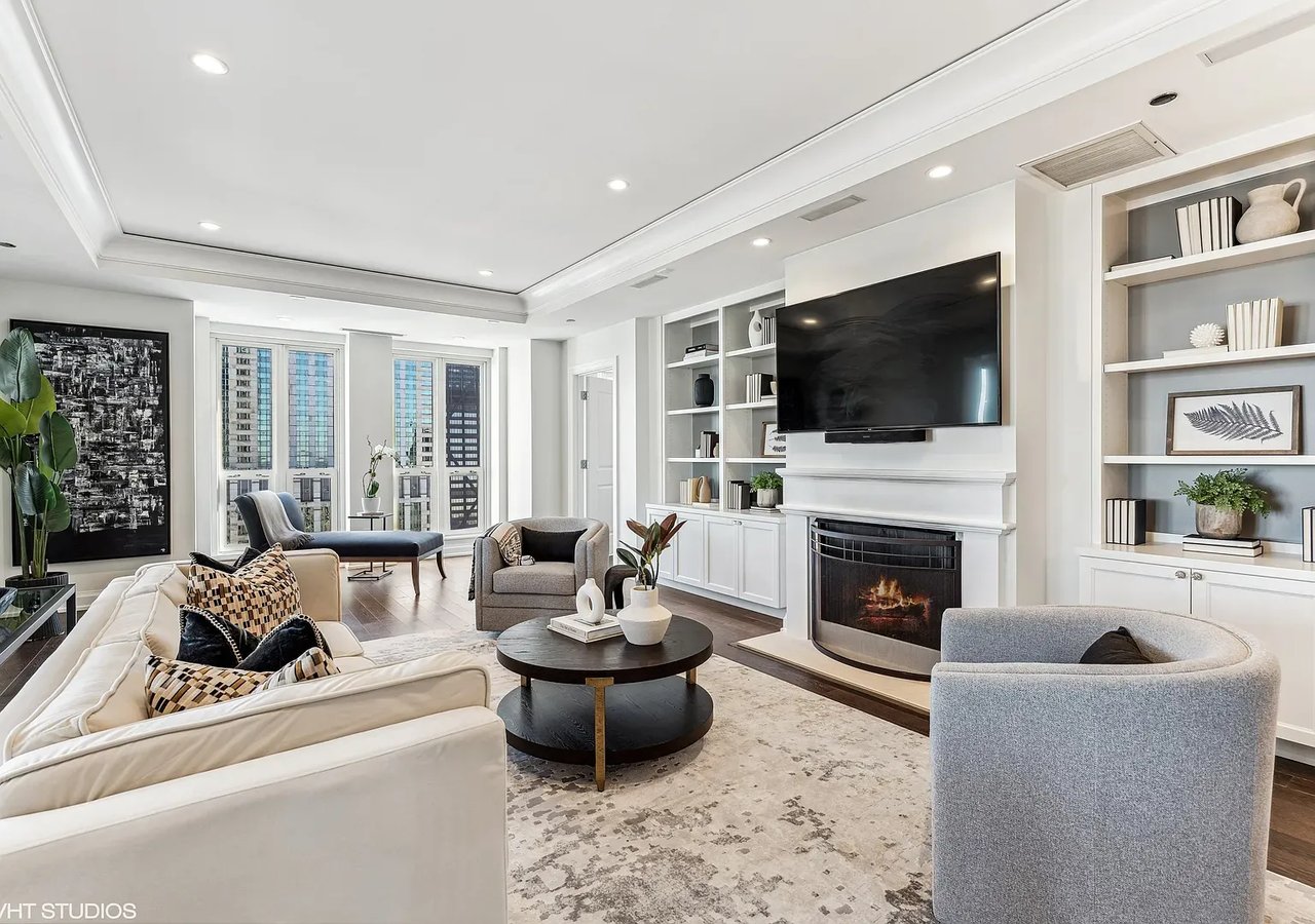 11 E Walton St APT 4202