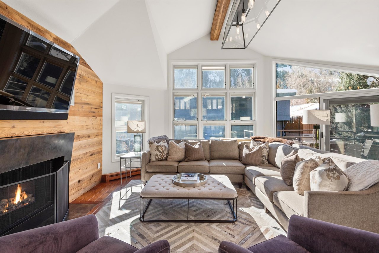 Aspen Core Luxury: Walk to the Gondola from this Spacious Townhome
