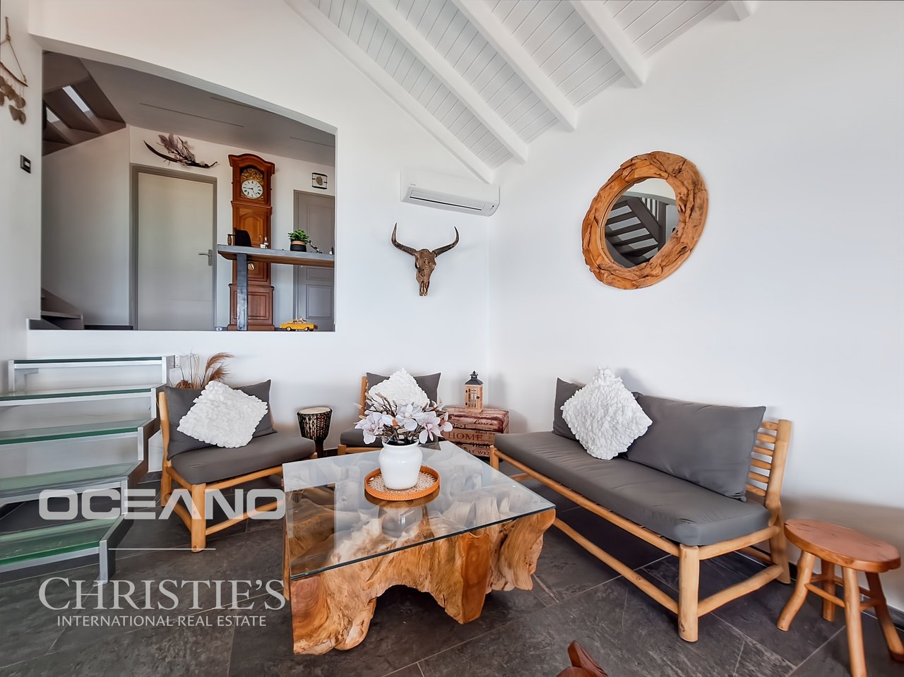 Sea View Villa + 2 Bedroom Apartment – Sought-After Area