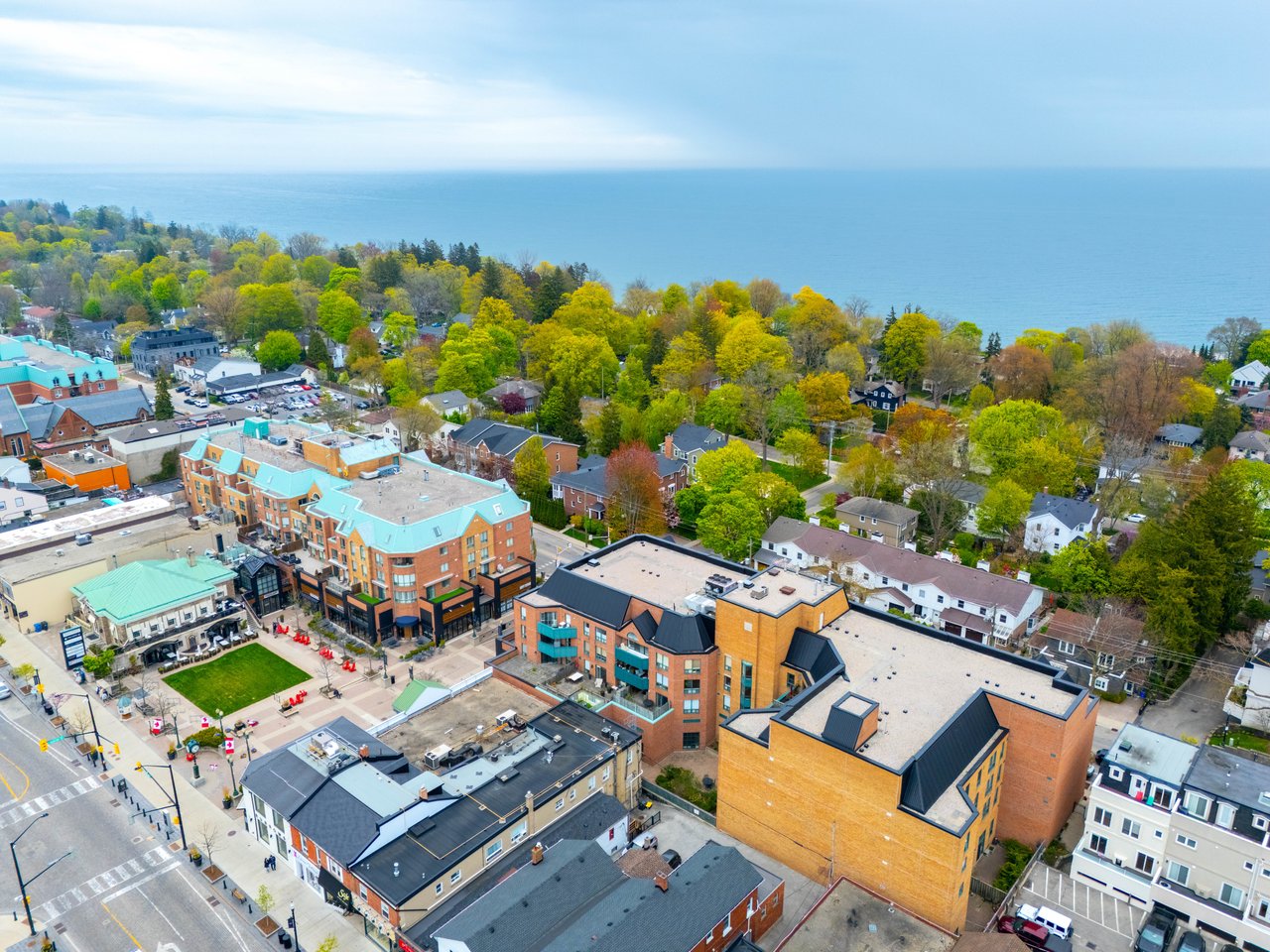 404-185 Robinson Street, Oakville