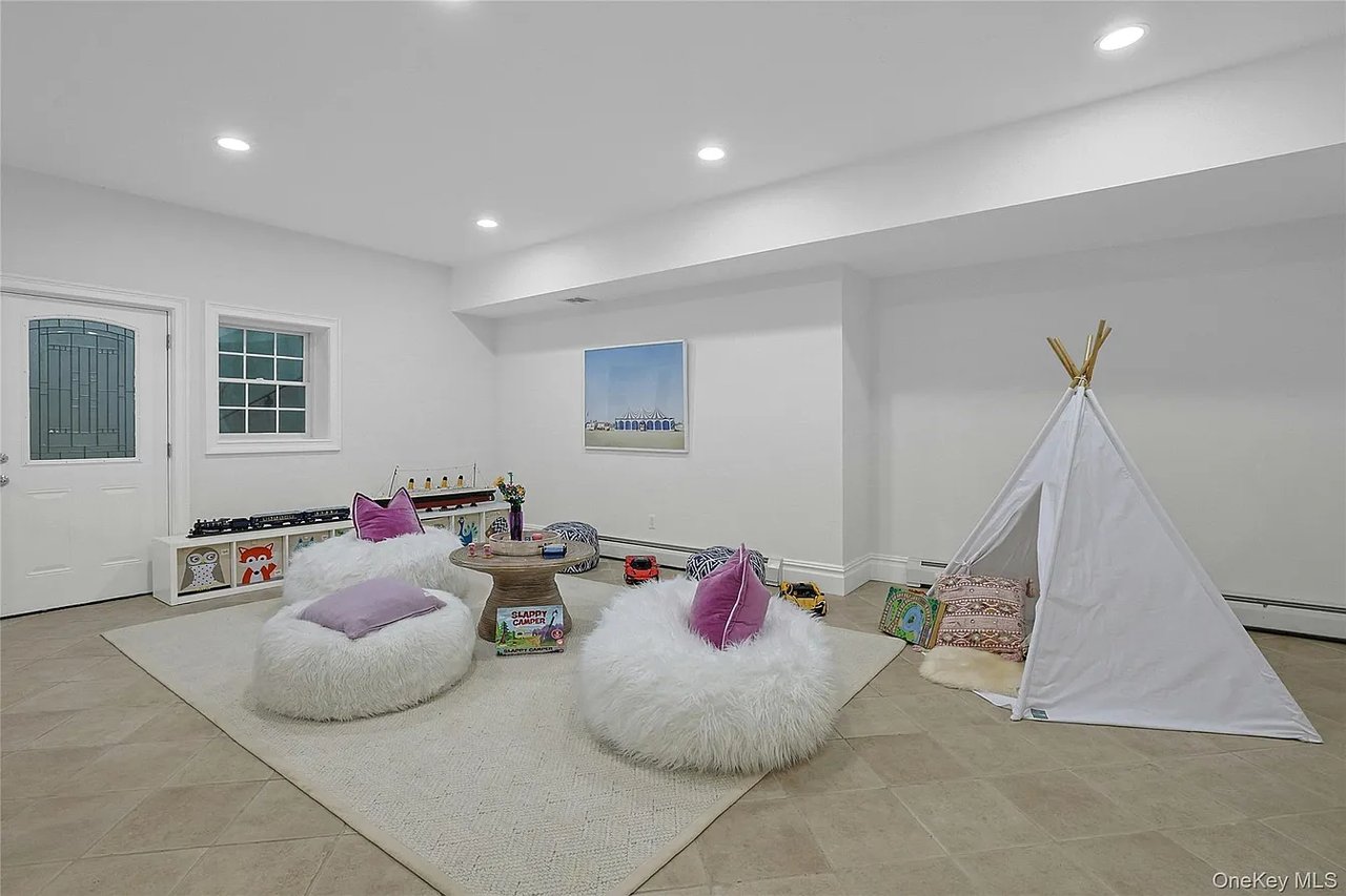100 Fox Meadow Rd