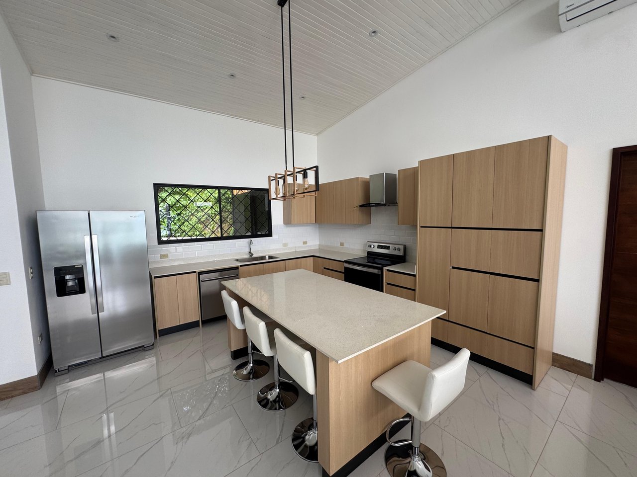 Modern Elegance Meets Incomparable Views, 3BDR&3Baths Home