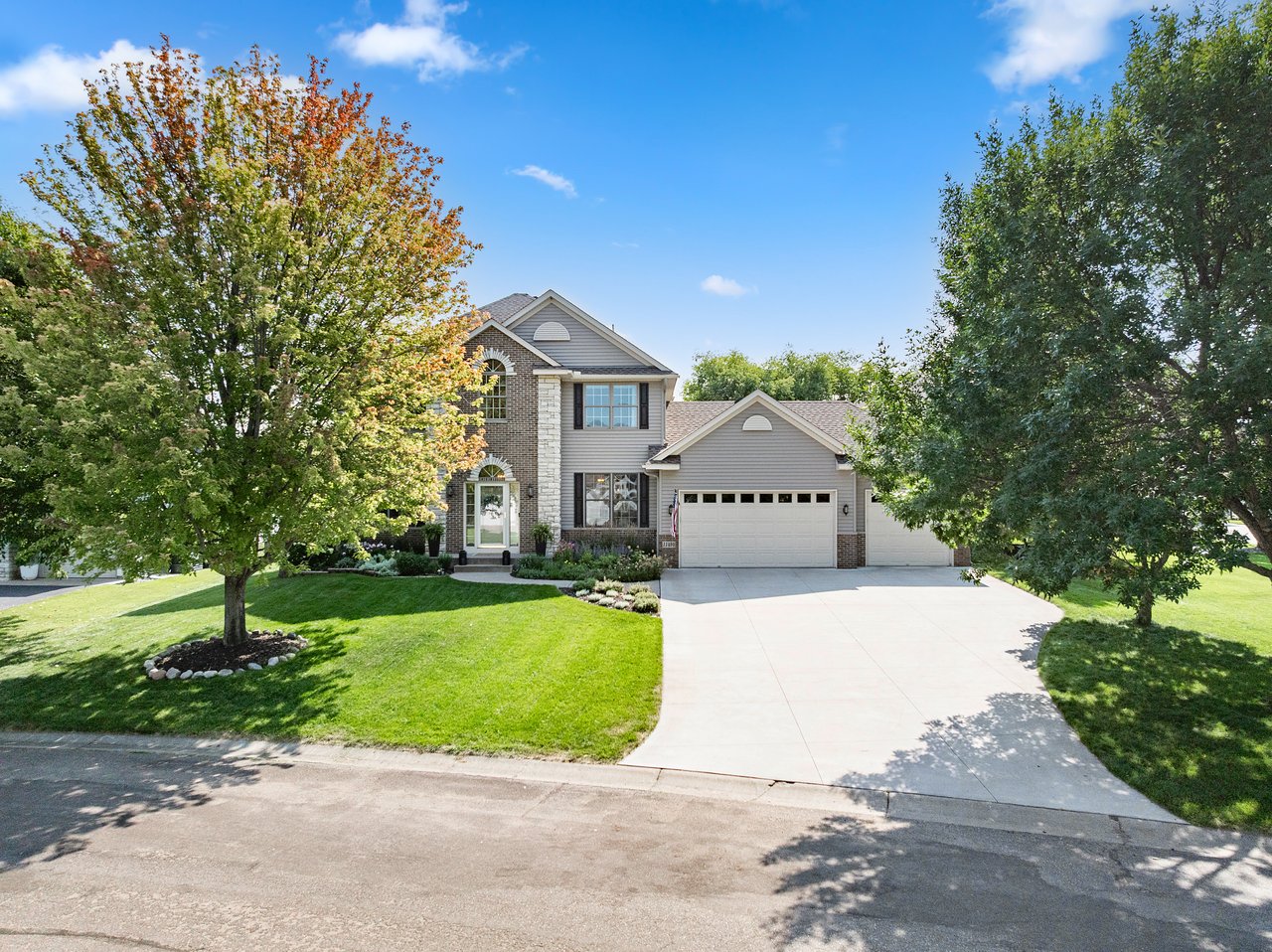 Walkout 2-Story Overlooking the Elm Creek Park Reserve