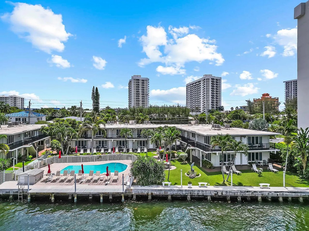 555 N Riverside Dr #4