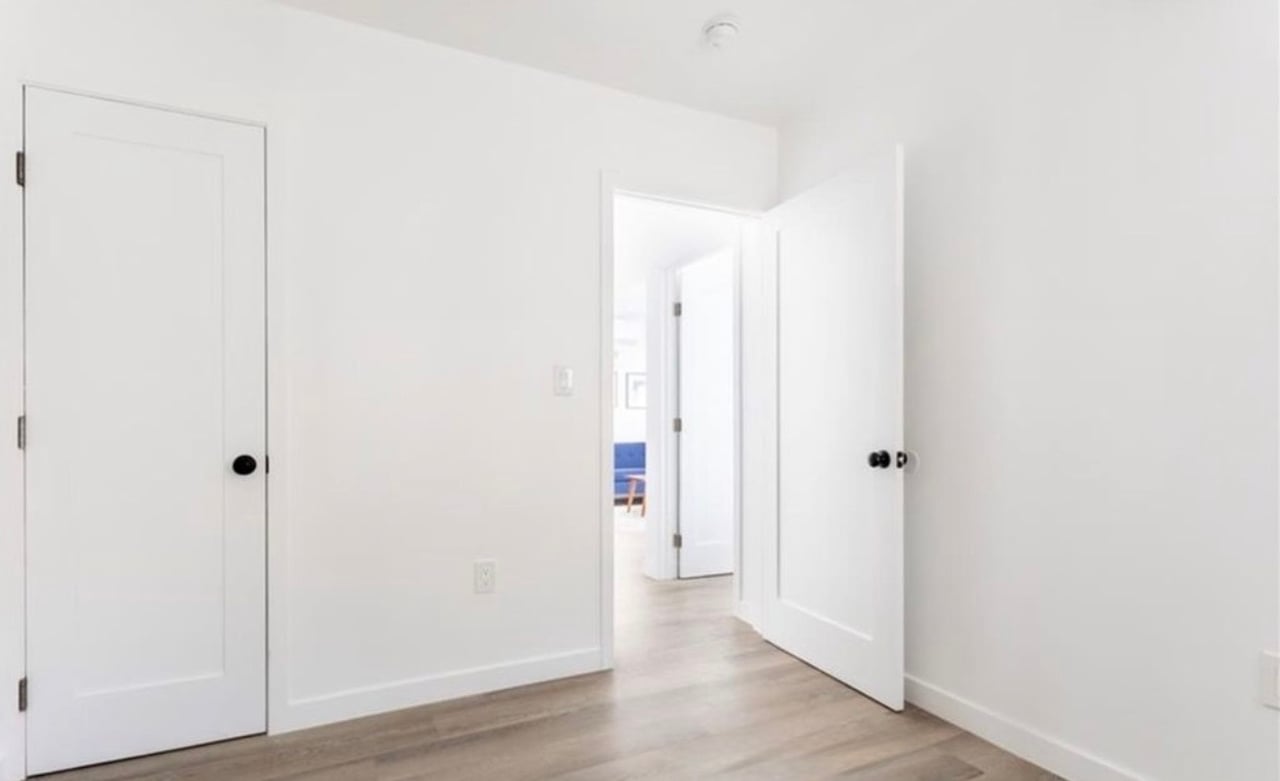 1731–1733 S New England St