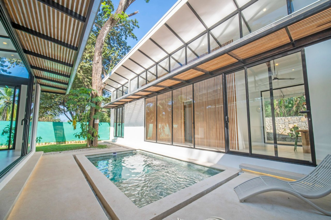 Casa Cenizaro | Elegant 4-Bed Tropical Retreat with Pool in Surfside, Potrero