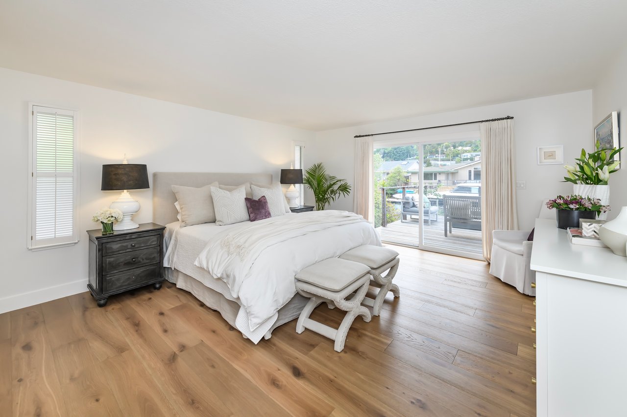 Refined Single-Level Waterfront Retreat