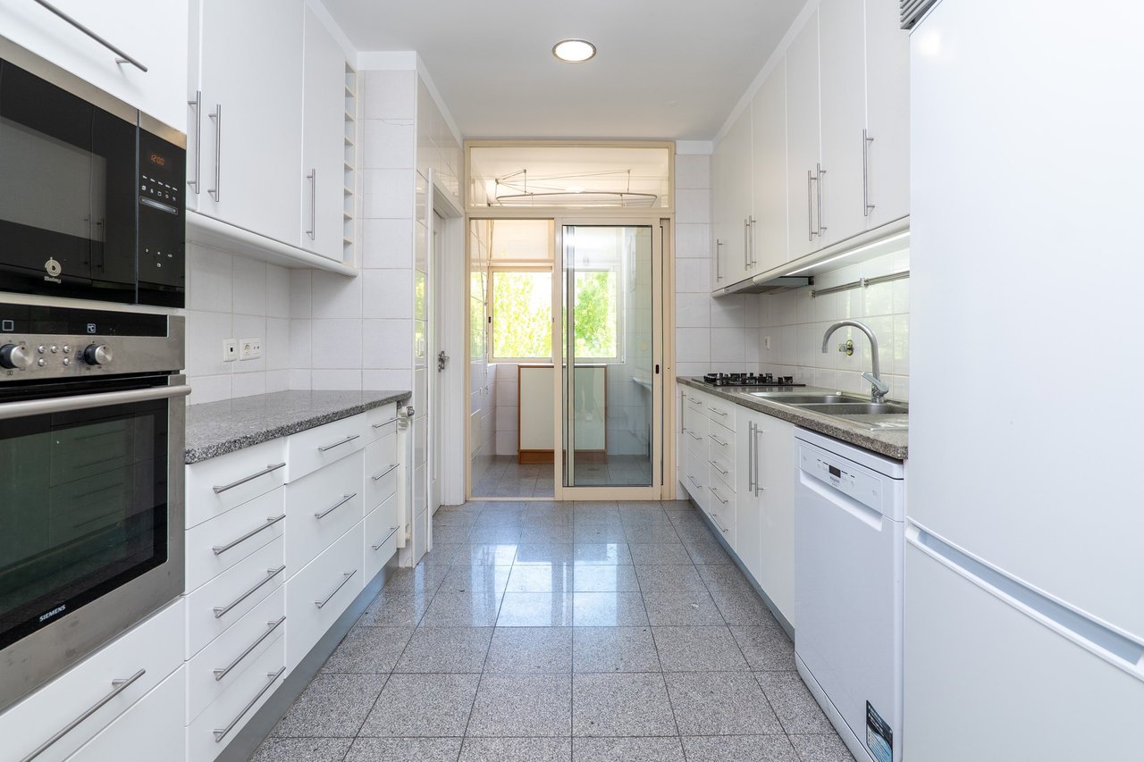Spacious and Bright 4-Bedroom Apartment for Rent Near Colégio do Rosário