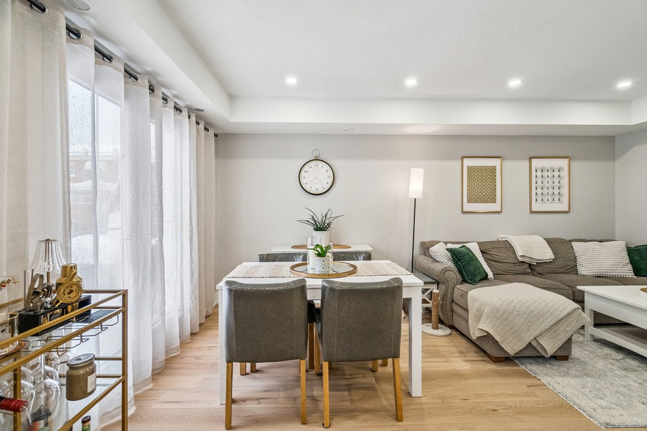 Stylish 2 Bedroom Stacked Townhouse in Oakville's Uptown Core