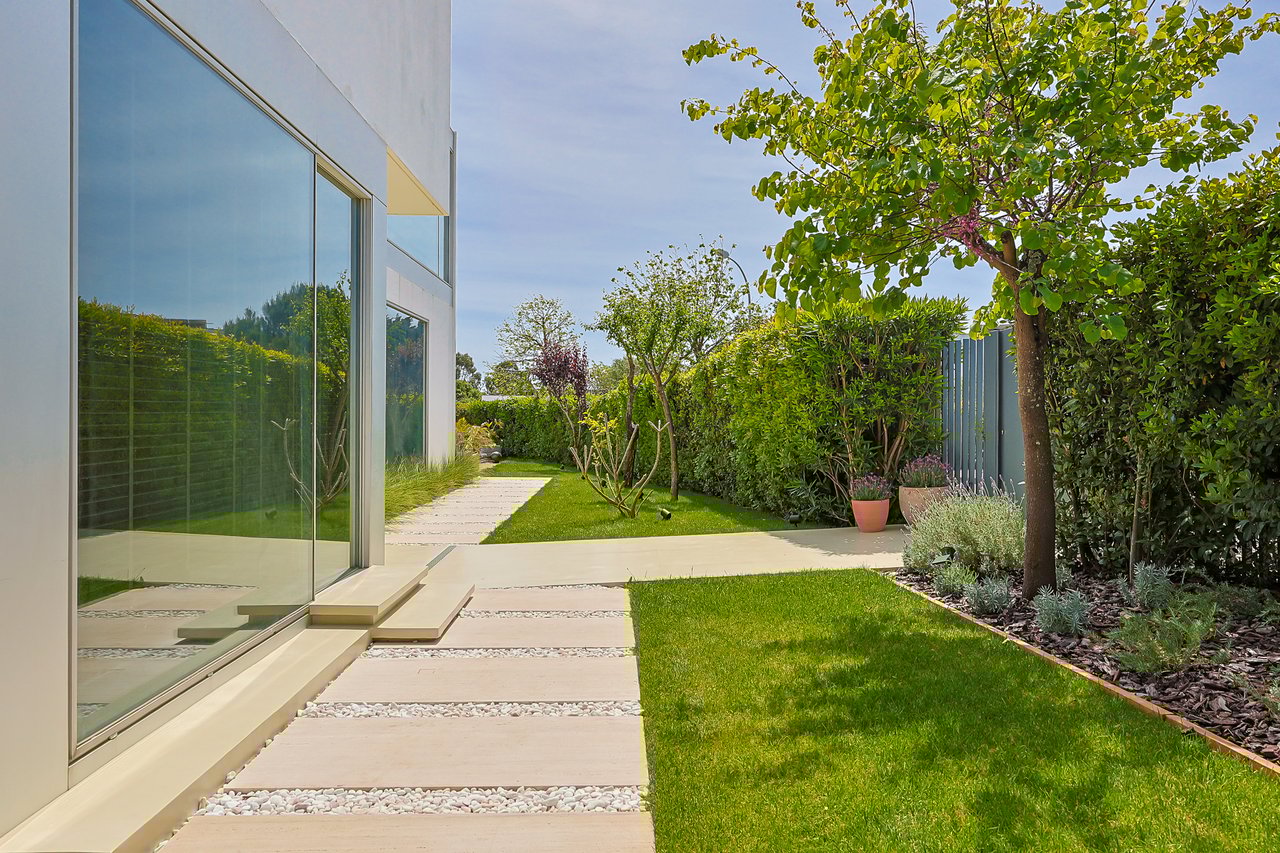 “The Green Villa” – Elegant Luxury Villa with Pool in Carnaxide, Oeiras