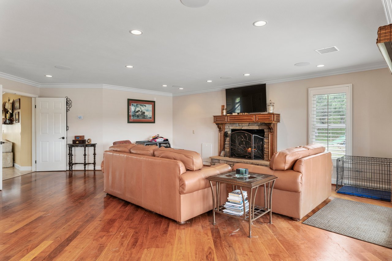 38405 Avenida La Cresta