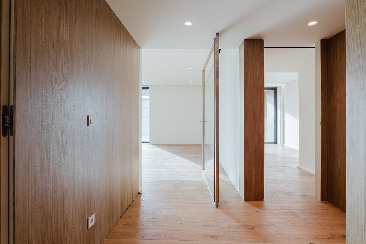 Luxurious 4-Bedroom Sea-View Apartment with Expansive Terrace and Parking in Vila Nova de Gaia