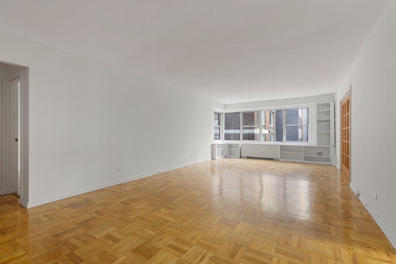 Oversized 1 bedroom, convertible 2 or home office!