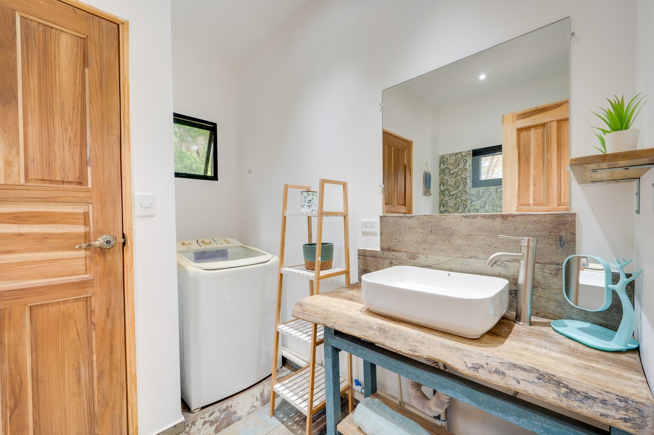 V-Jungla Cecile Refundores | Spacious Modern Villa with Pool, Guest House & Tropical Garden Near Tamarindo Beach