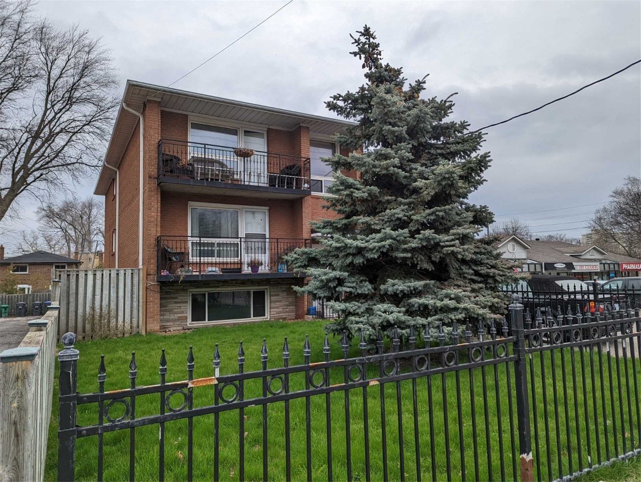 61 Mississauga Rd N 1