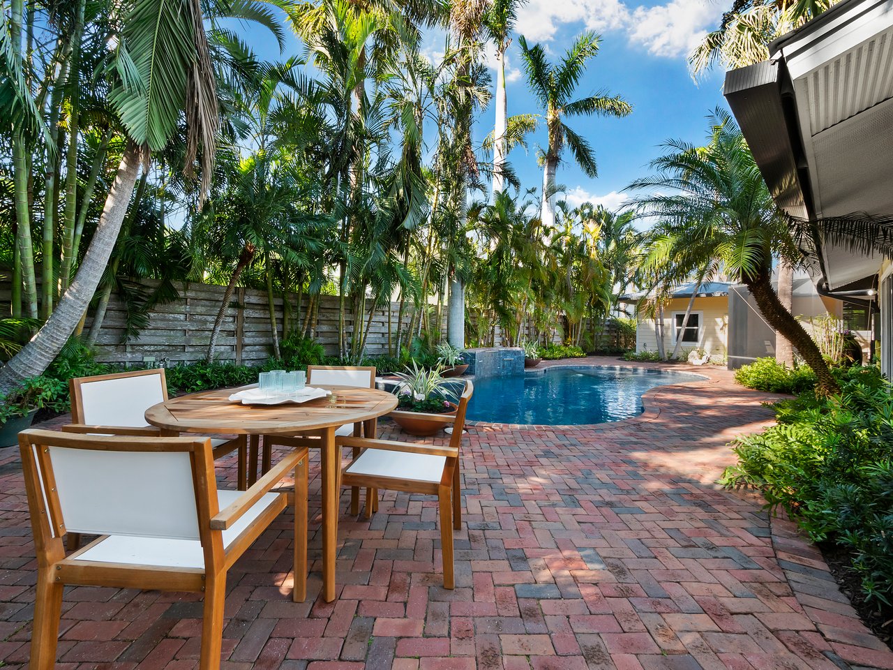 1930 ALTA VISTA ST