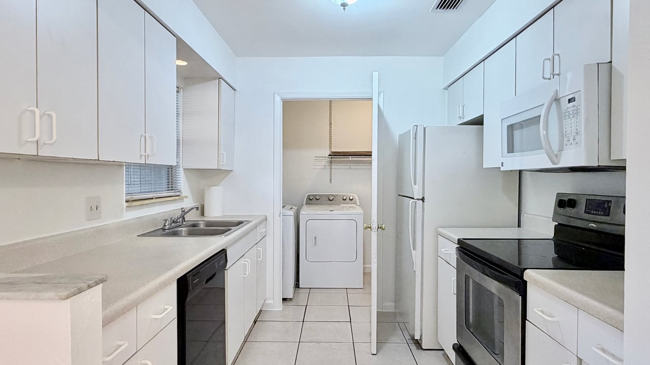 Casselberry Three-Bedroom, Two-Bathroom Duplex Unit with Private Yard