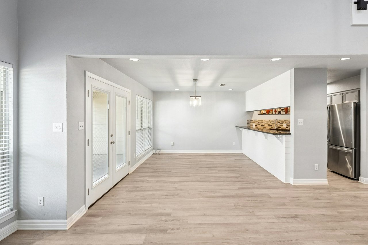 Horseshoe Bay Condo Just Listed!
