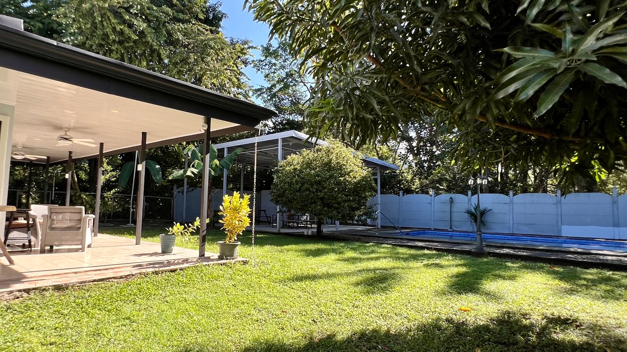 3-Bedroom Home with Large Pool and Garden in Bahía