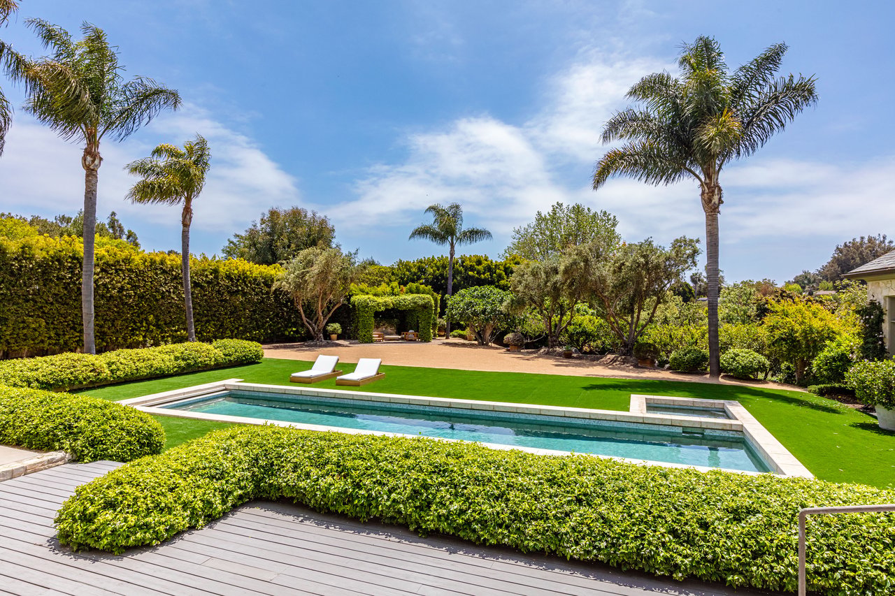 6625 Zumirez Drive