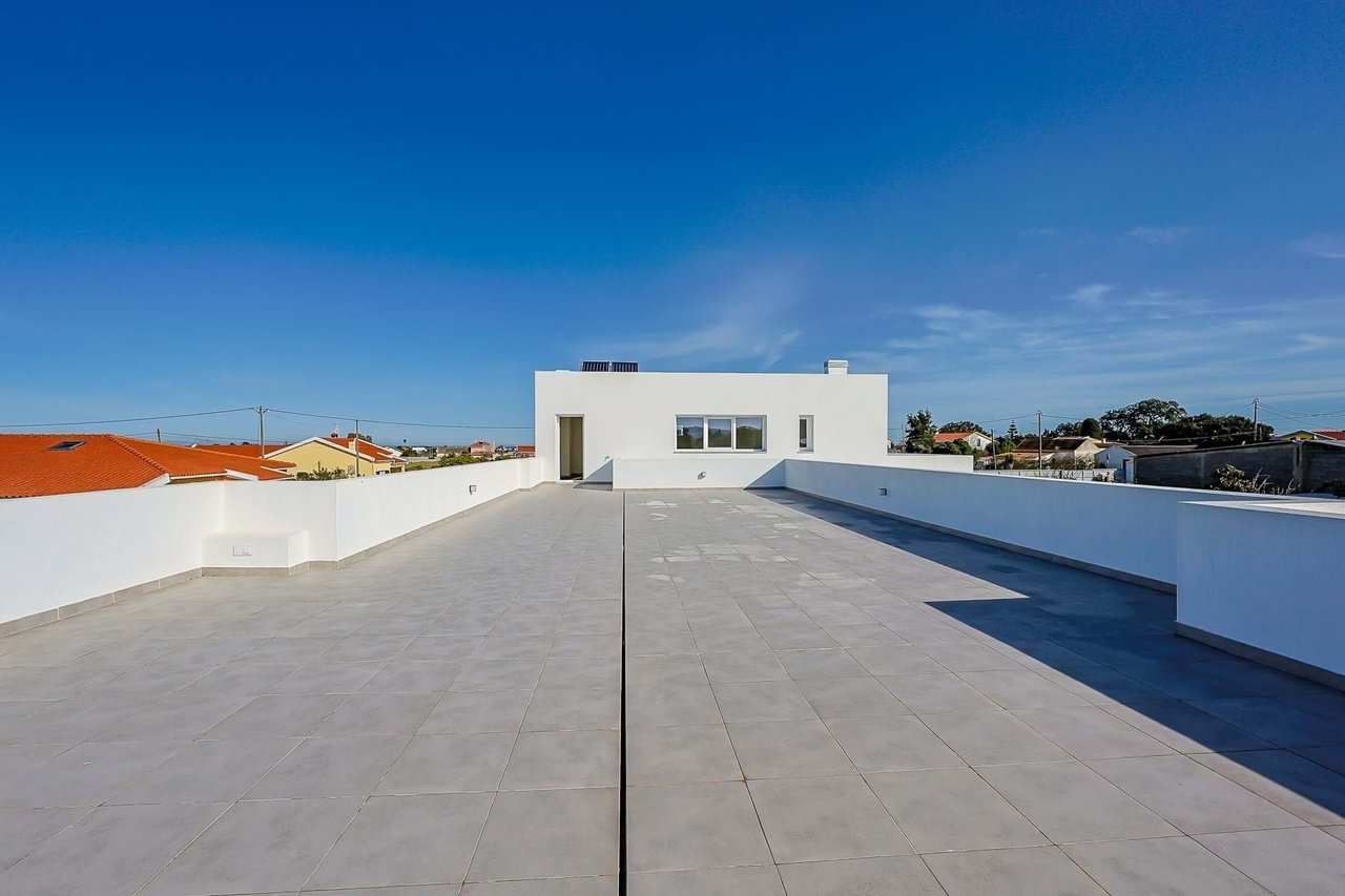 Luxurious 5-Bedroom Home with Pool and Panoramic Views Near Lisbon