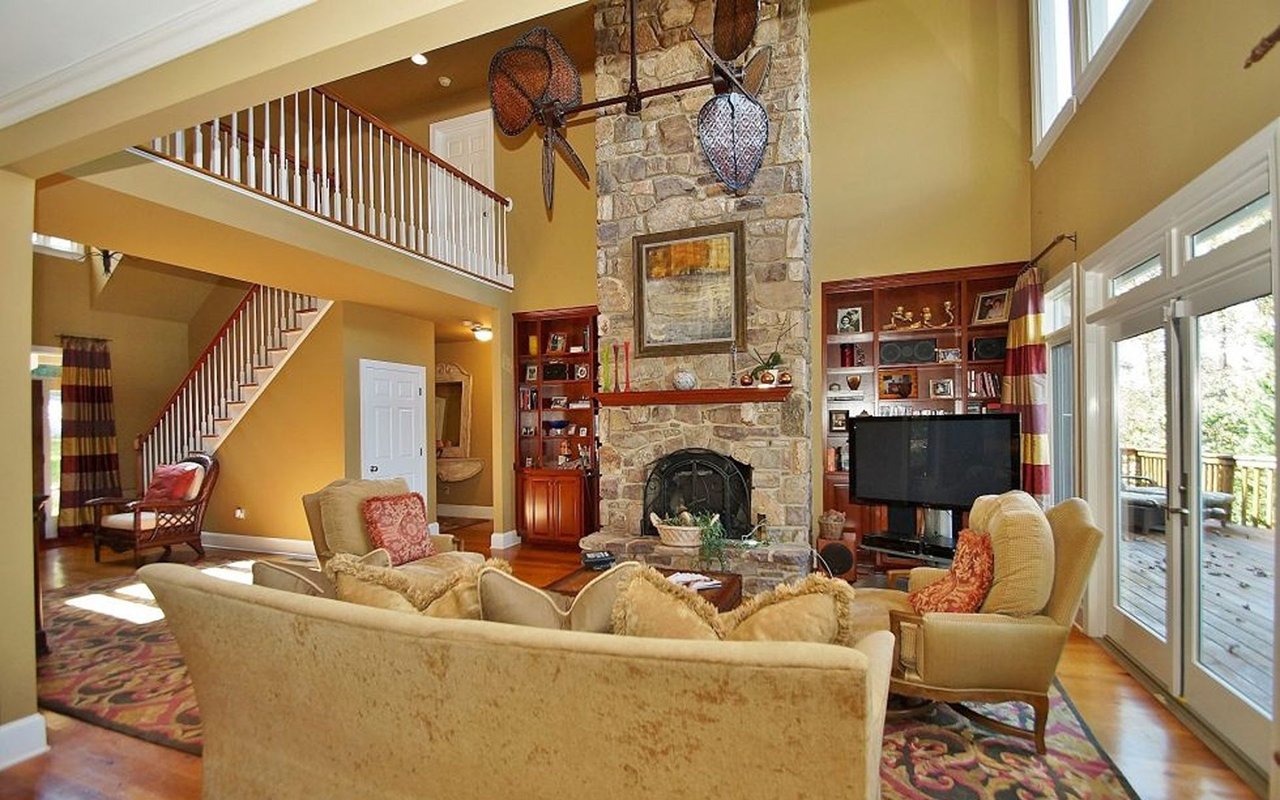 Staging Your Living Room: 8 Things Every Homeowner Needs to Know