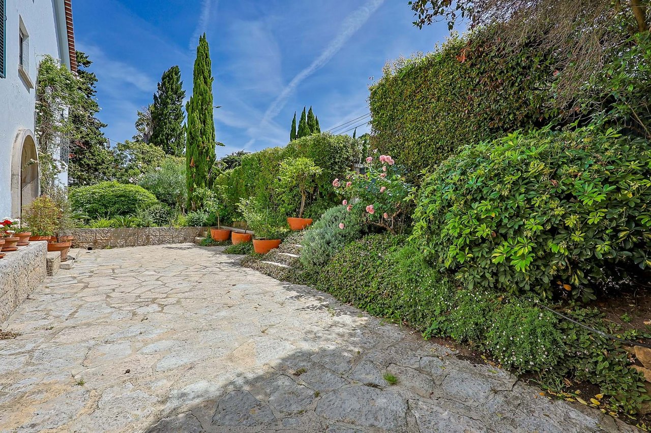 Elegant 10-Bedroom Villa with Sea Views in the Heart of Estoril