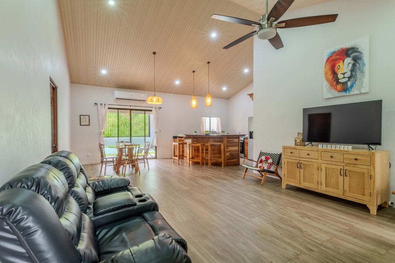 Vista de la Montaña House - Beautiful residence in the desirable Finca Los Alfaro - Quepos