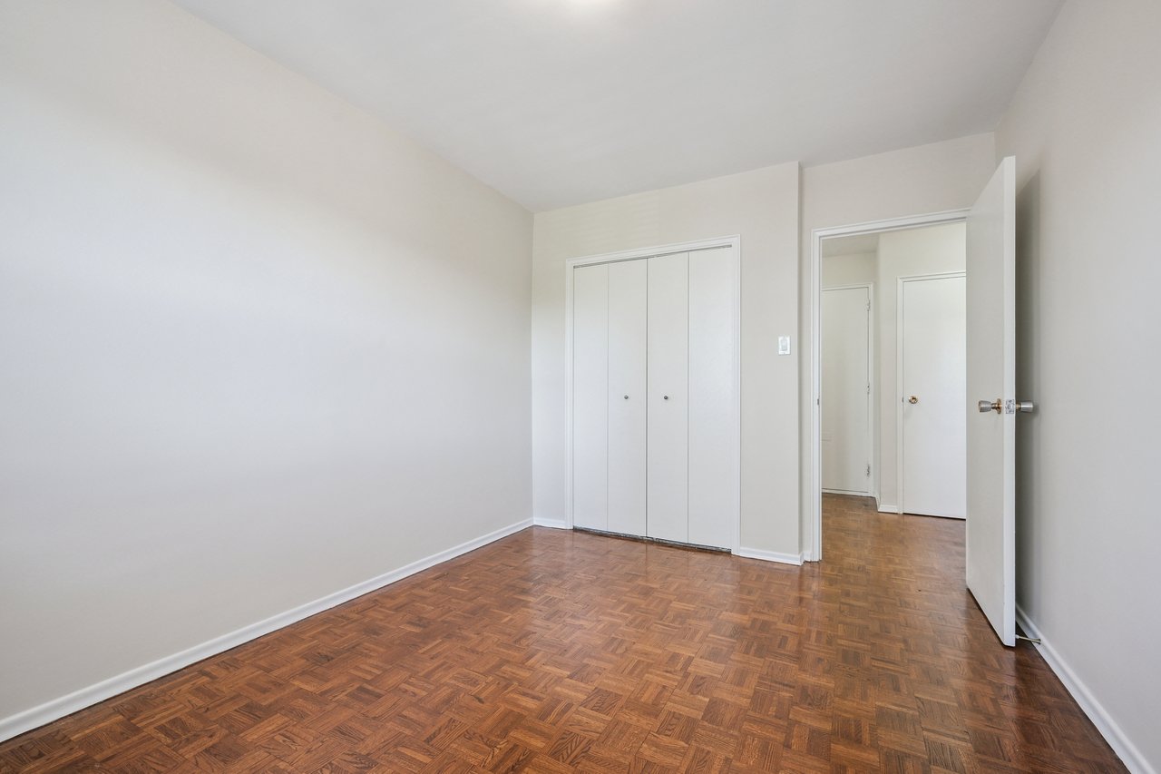 Bright 2 Bedroom Unit in Prime Port Credit Location