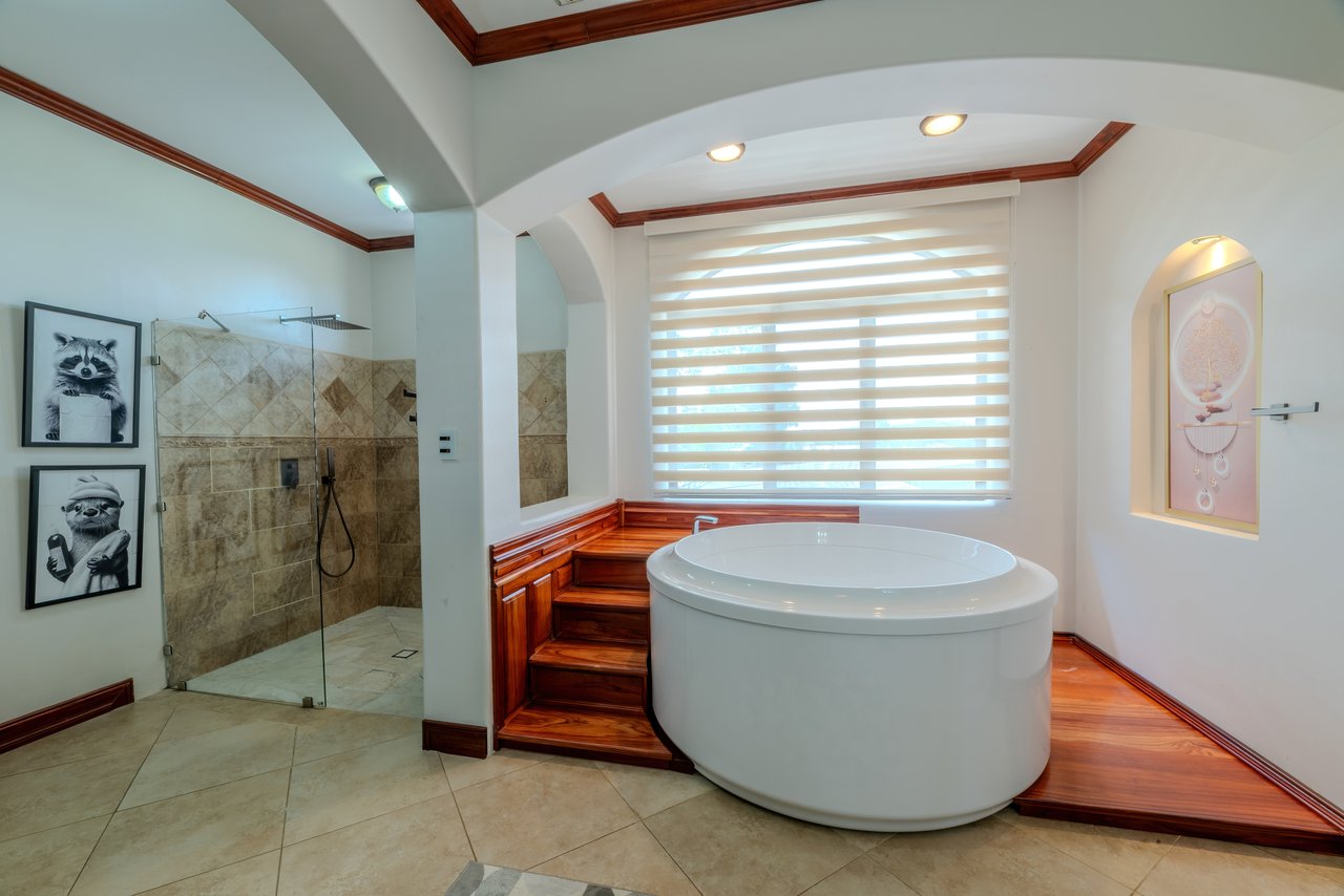 Luxury Home with Pool, Bar Area & Resort-Level Amenities | 5br, 4ba in Perez Zeledon 