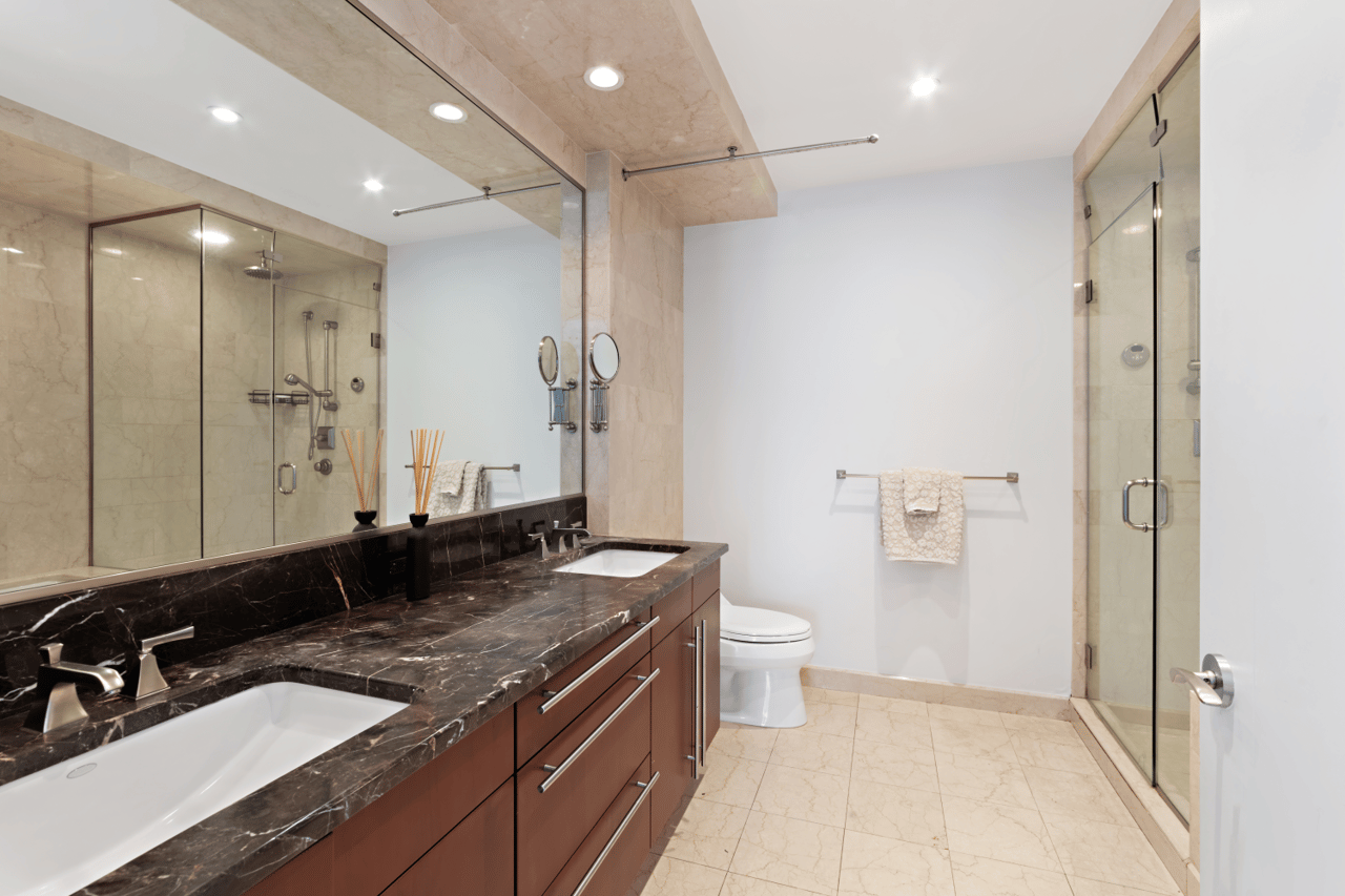 240 RIVERSIDE Boulevard 19B