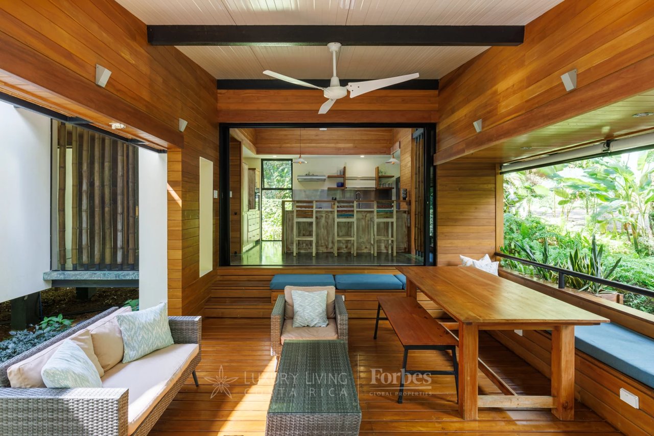 20391 - Property near the beach with hotel or private home potential