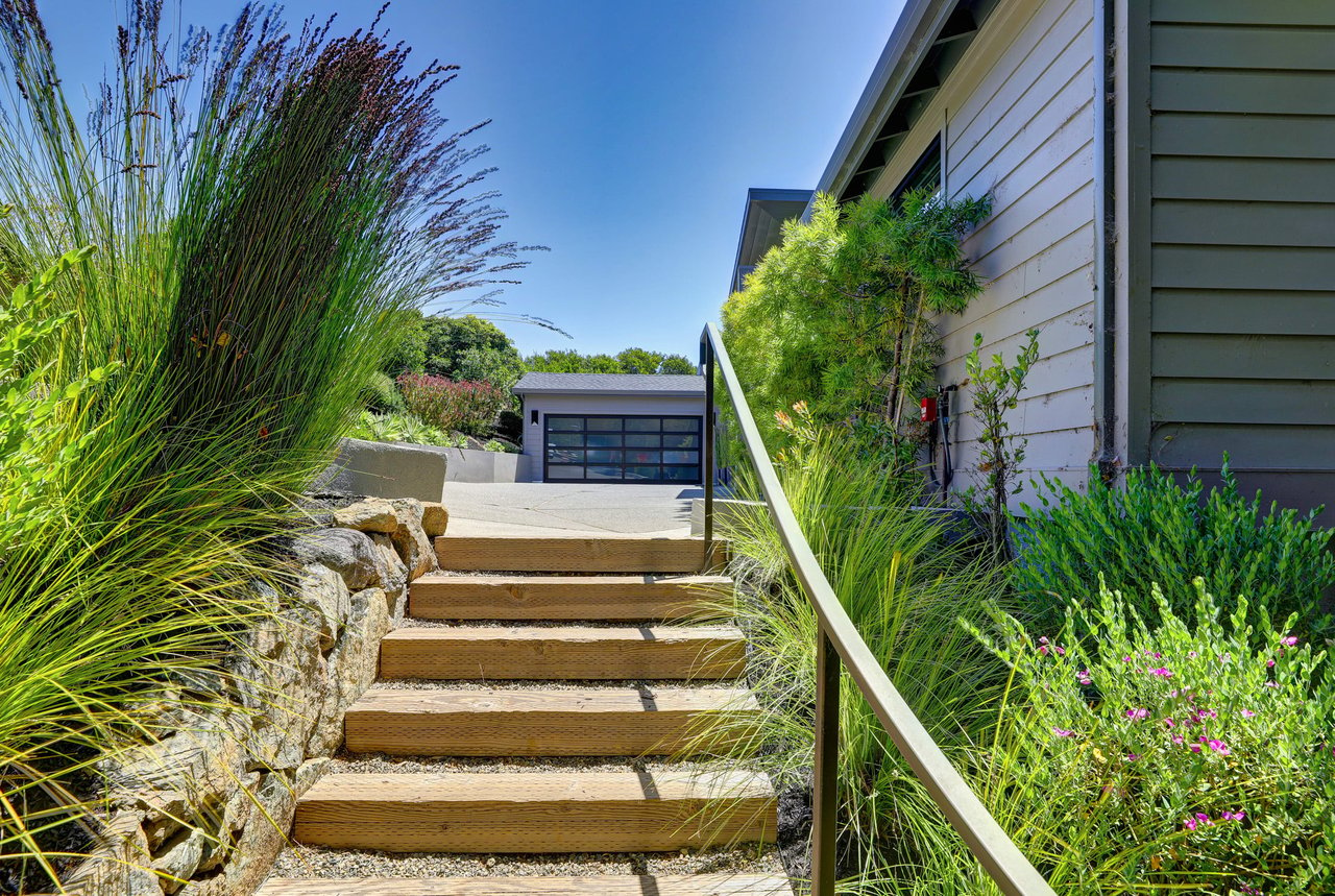 Modern Contemporary View Residence