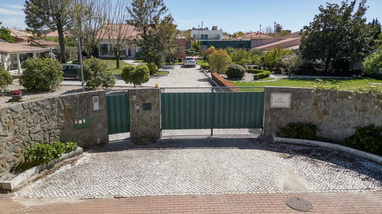 Exclusive 4,000 m² Estate in Azeitão with Tennis Court, Spa & Approved Development Project