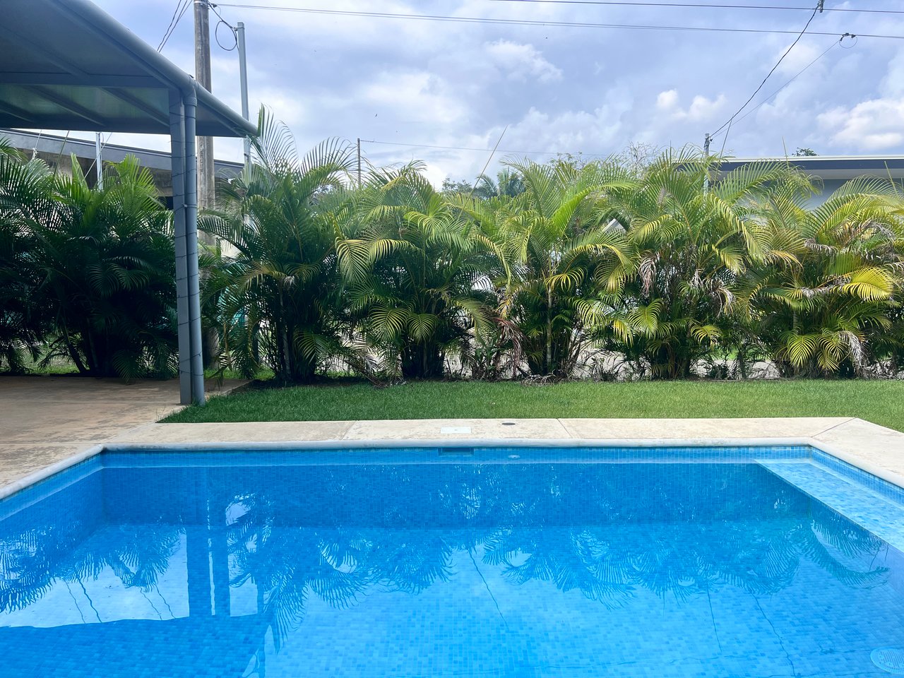 Quepos Hills Villa with pool and covered patio and tropical gardens
