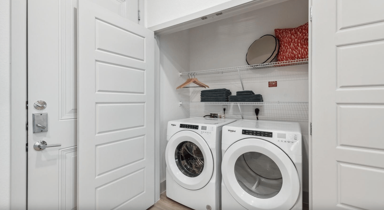 Up to 10 weeks free base rent & $1,000 gift card